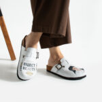 Sabot da donna basso a punta chiusa in pelle per estetiste /