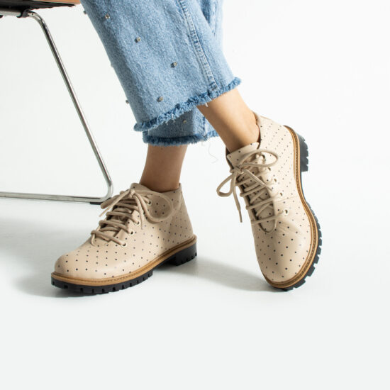 Stivaletti donna bassi beige in pelle con stampa colorata Stivaletti e anfibi donna Stivaletti donna bassi beige in pelle con stampa colorata