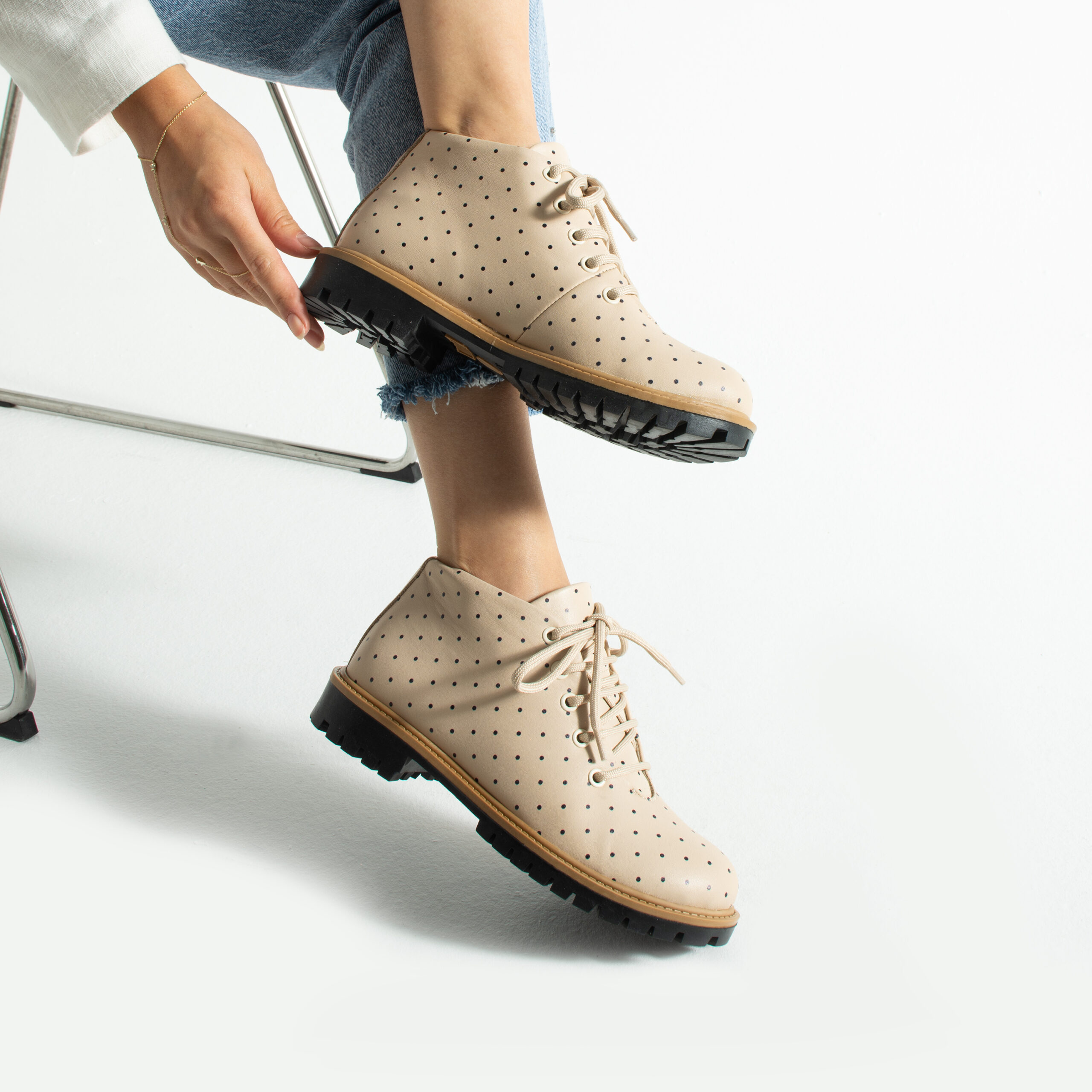 Stivaletti donna bassi beige in pelle con stampa colorata Stivaletti e anfibi donna 13 Stivaletti donna bassi beige in pelle con stampa colorata - immagine 3