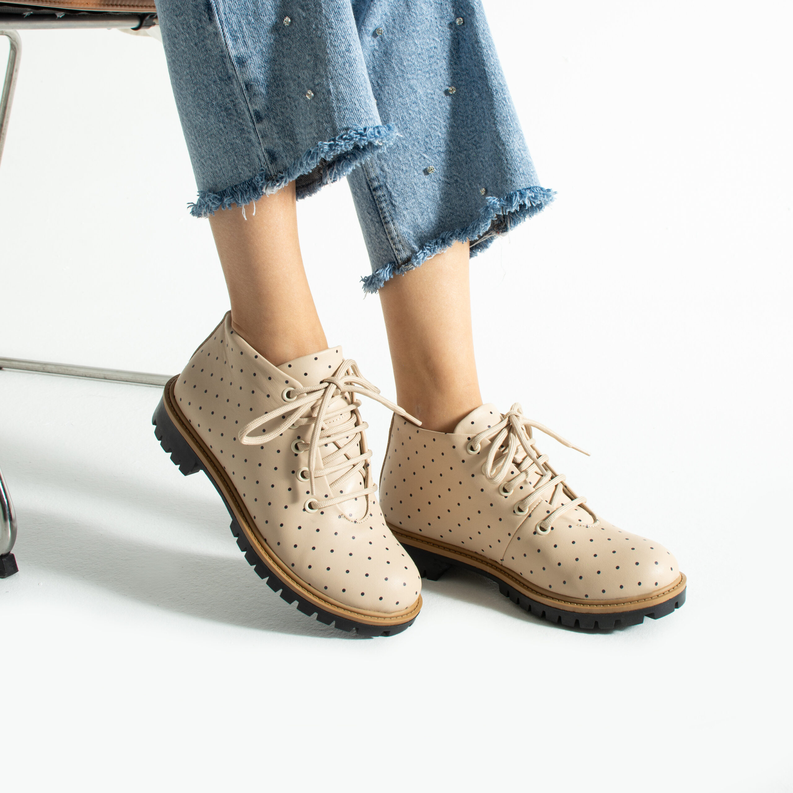 Stivaletti donna bassi beige in pelle con stampa colorata Stivaletti e anfibi donna 14 Stivaletti donna bassi beige in pelle con stampa colorata - immagine 4