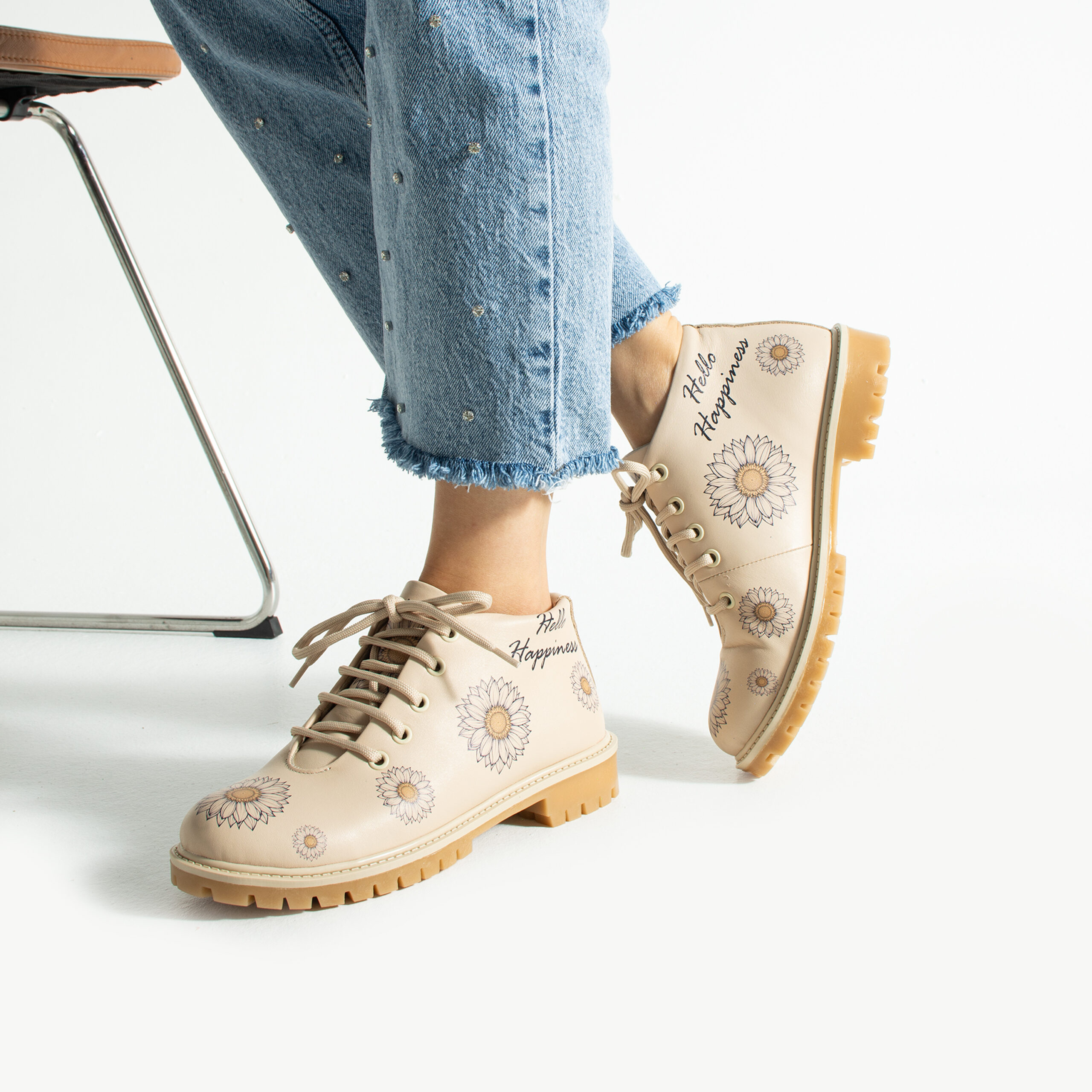 Stivaletti donna bassi beige in pelle con stampa colorata Stivaletti e anfibi donna 13 Stivaletti donna bassi beige in pelle con stampa colorata - immagine 3