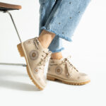 Stivaletti donna bassi beige in pelle con stampa colorata / Stivaletti donna bassi beige in pelle con stampa colorata /