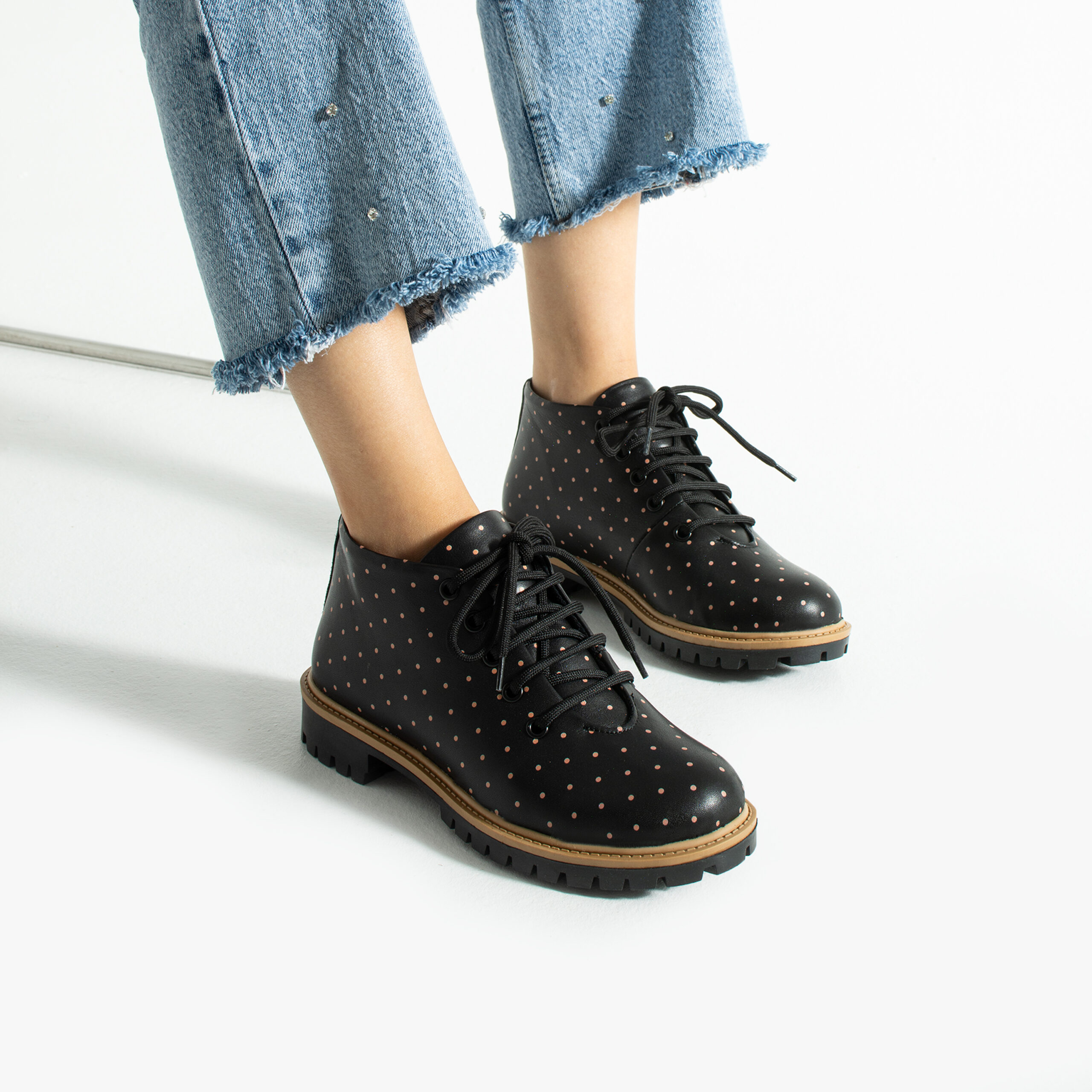 Stivaletti bassi da donna neri in pelle con stampa colorata Stivaletti e anfibi donna 11 Stivaletti bassi da donna neri in pelle con stampa colorata