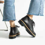 Stivaletti bassi da donna neri in pelle con stampa colorata / Stivaletti bassi da donna neri in pelle con stampa colorata /