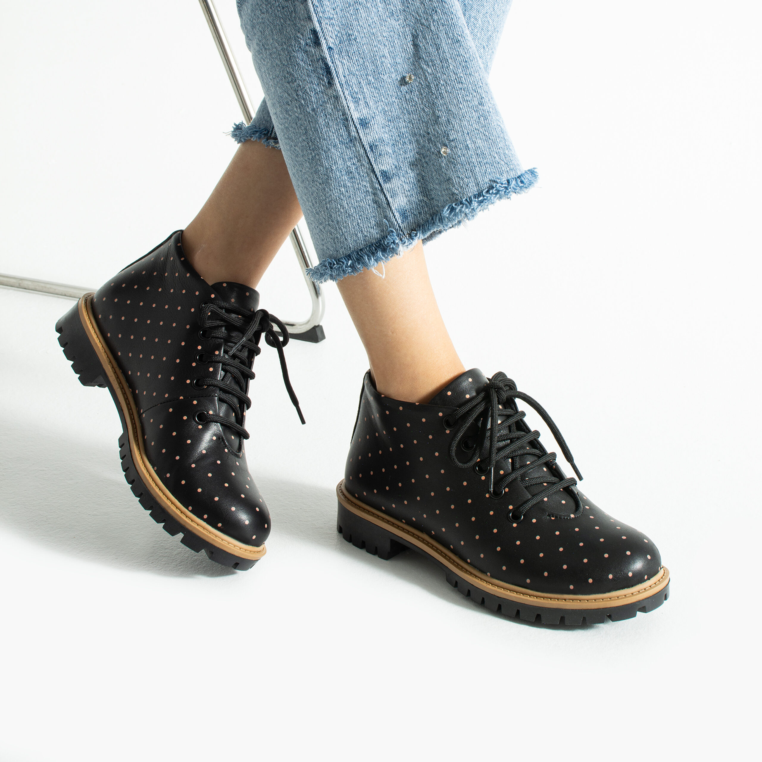 Stivaletti bassi da donna neri in pelle con stampa colorata Stivaletti e anfibi donna 13 Stivaletti bassi da donna neri in pelle con stampa colorata - immagine 3