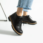 Stivaletti bassi da donna neri in pelle con stampa colorata / Stivaletti bassi da donna neri in pelle con stampa colorata /