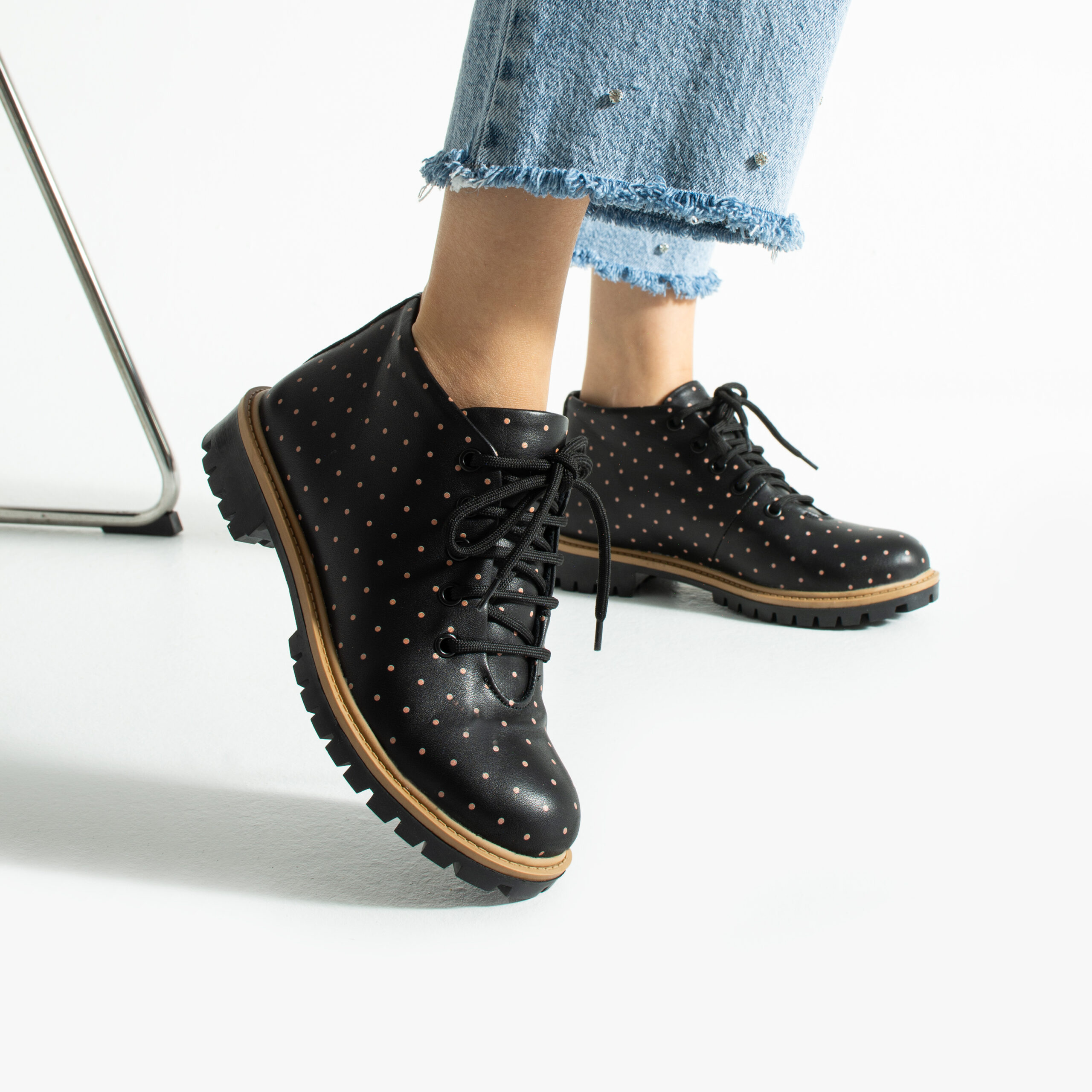 Stivaletti bassi da donna neri in pelle con stampa colorata Stivaletti e anfibi donna 14 Stivaletti bassi da donna neri in pelle con stampa colorata - immagine 4