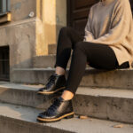 Stivaletti bassi da donna neri in pelle con stampa colorata / Stivaletti bassi da donna neri in pelle con stampa colorata /