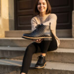 Stivaletti bassi da donna neri in pelle con stampa colorata / Stivaletti bassi da donna neri in pelle con stampa colorata /