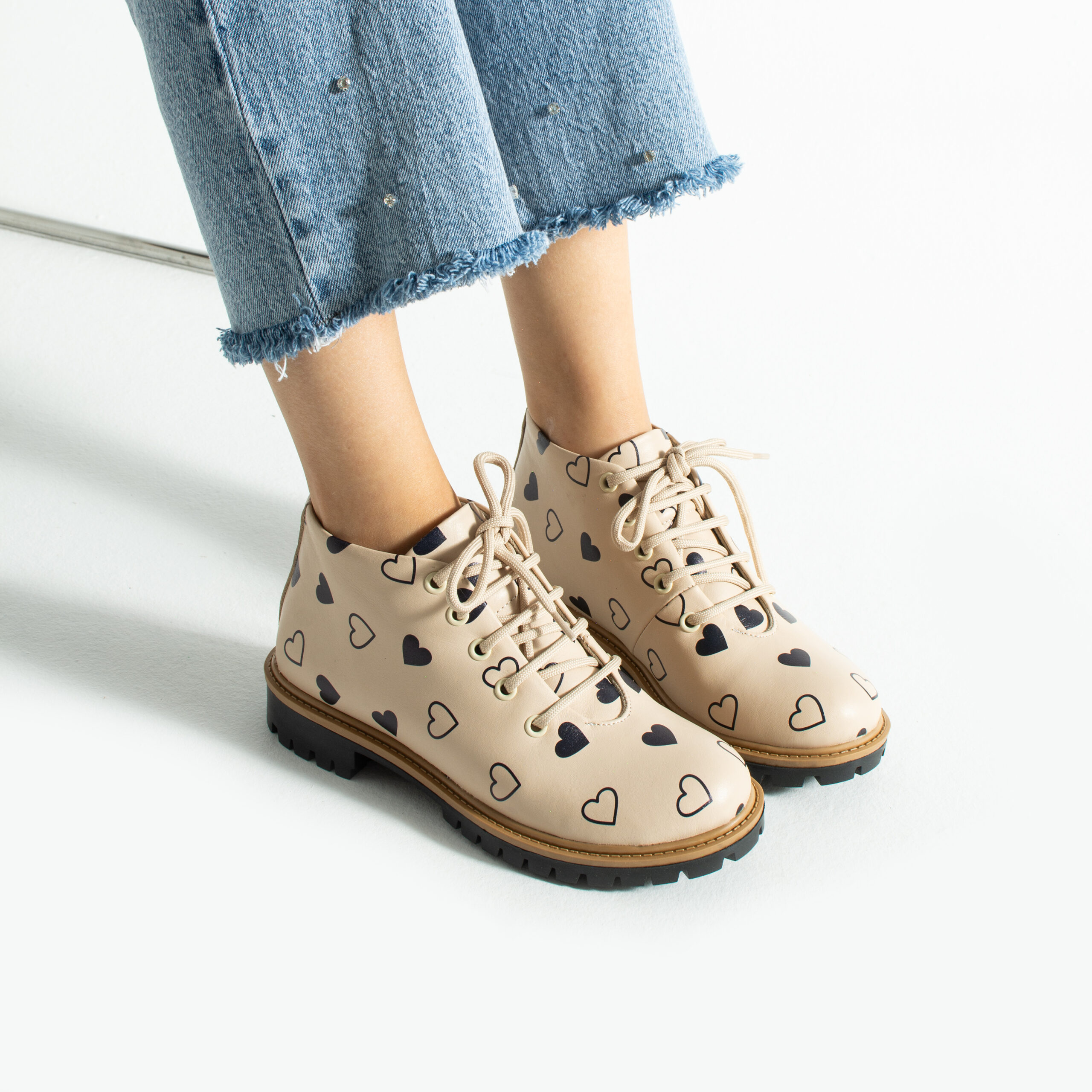 Stivaletti donna bassi beige in pelle con stampa colorata Stivaletti e anfibi donna 11 Stivaletti donna bassi beige in pelle con stampa colorata