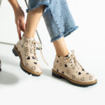 Stivaletti donna bassi beige in pelle con stampa colorata / Stivaletti donna bassi beige in pelle con stampa colorata /