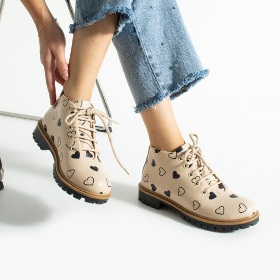 Alternative view of Stivaletti donna bassi beige in pelle con stampa colorata