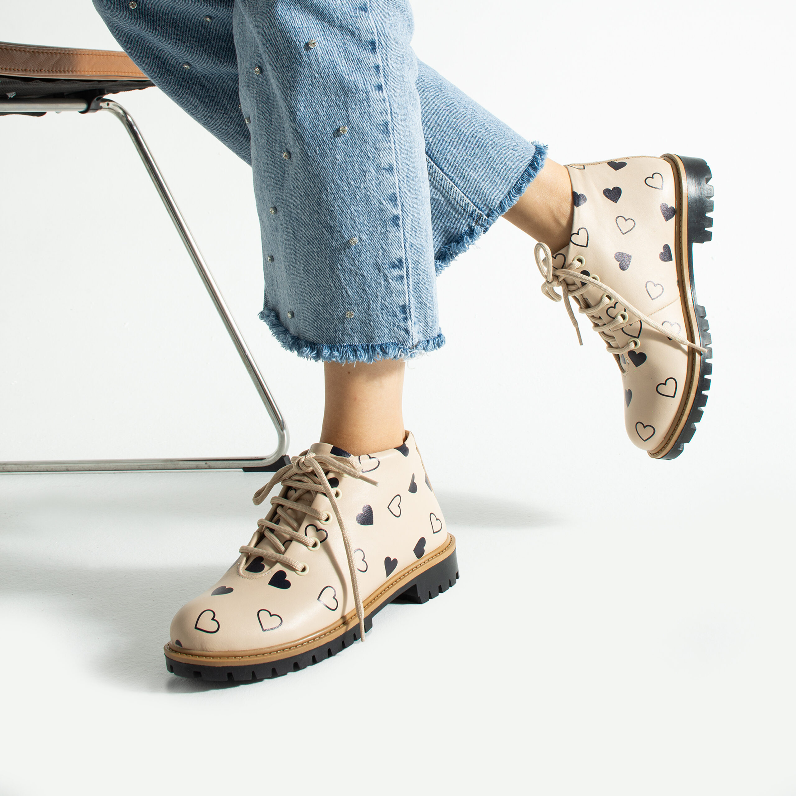 Stivaletti donna bassi beige in pelle con stampa colorata Stivaletti e anfibi donna 13 Stivaletti donna bassi beige in pelle con stampa colorata - immagine 3