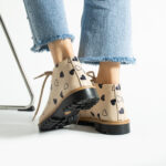 Stivaletti donna bassi beige in pelle con stampa colorata / Stivaletti donna bassi beige in pelle con stampa colorata /