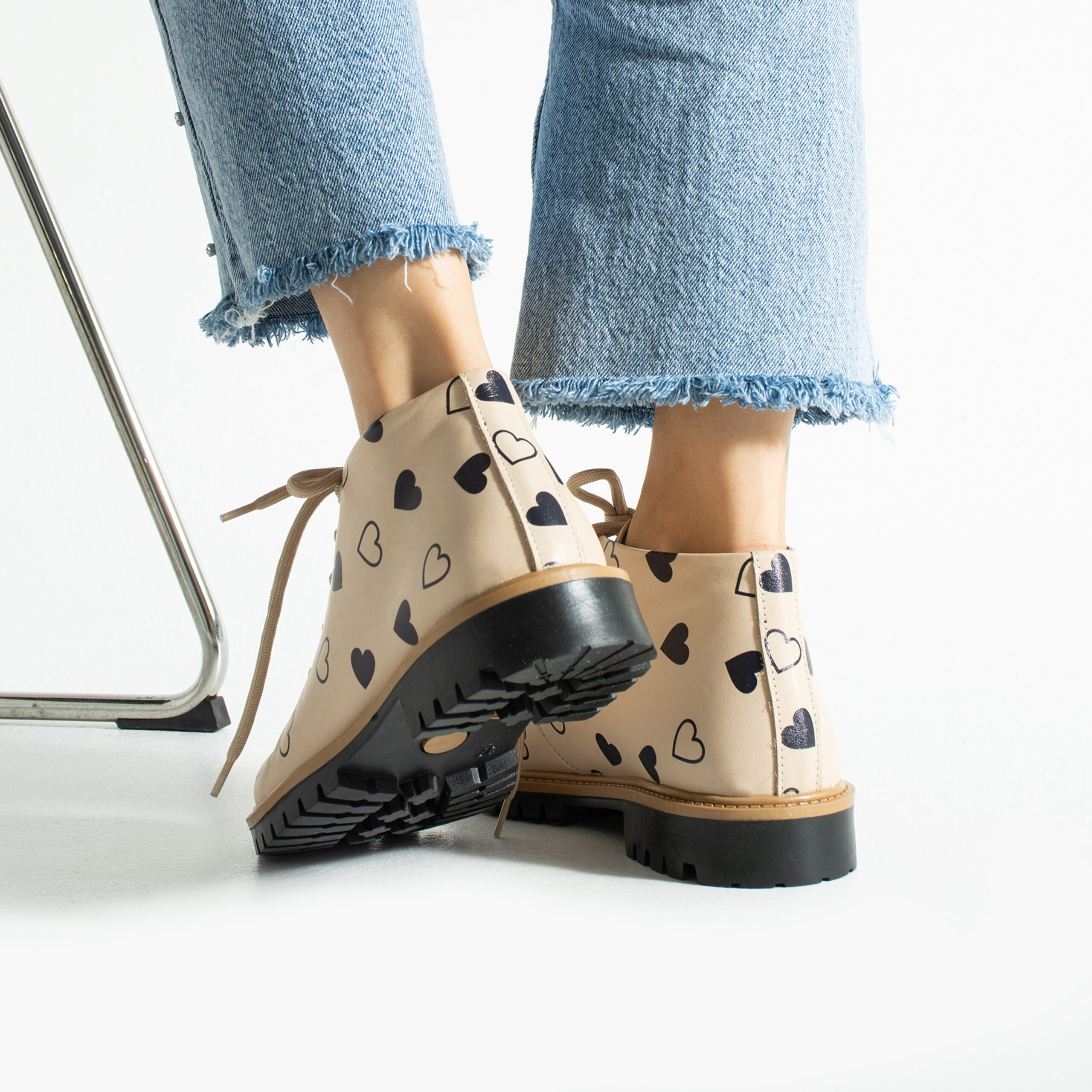 Stivaletti donna bassi beige in pelle con stampa colorata Stivaletti e anfibi donna 14 Stivaletti donna bassi beige in pelle con stampa colorata - immagine 4
