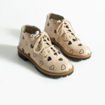 Stivaletti donna bassi beige in pelle con stampa colorata / Stivaletti donna bassi beige in pelle con stampa colorata /