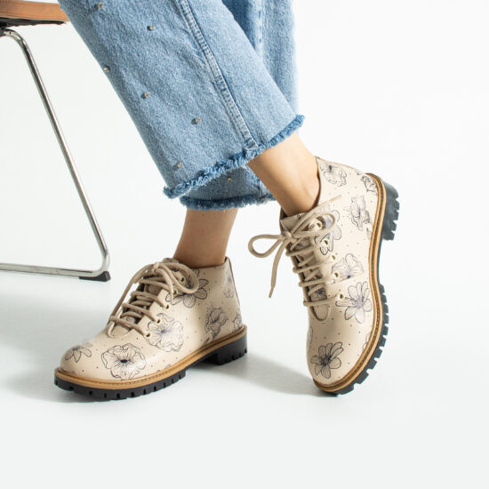 Alternative view of Stivaletti donna bassi beige in pelle con stampa colorata