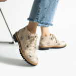 Stivaletti donna bassi beige in pelle con stampa colorata / Stivaletti donna bassi beige in pelle con stampa colorata /