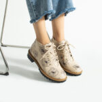 Stivaletti donna bassi beige in pelle con stampa colorata / Stivaletti donna bassi beige in pelle con stampa colorata /