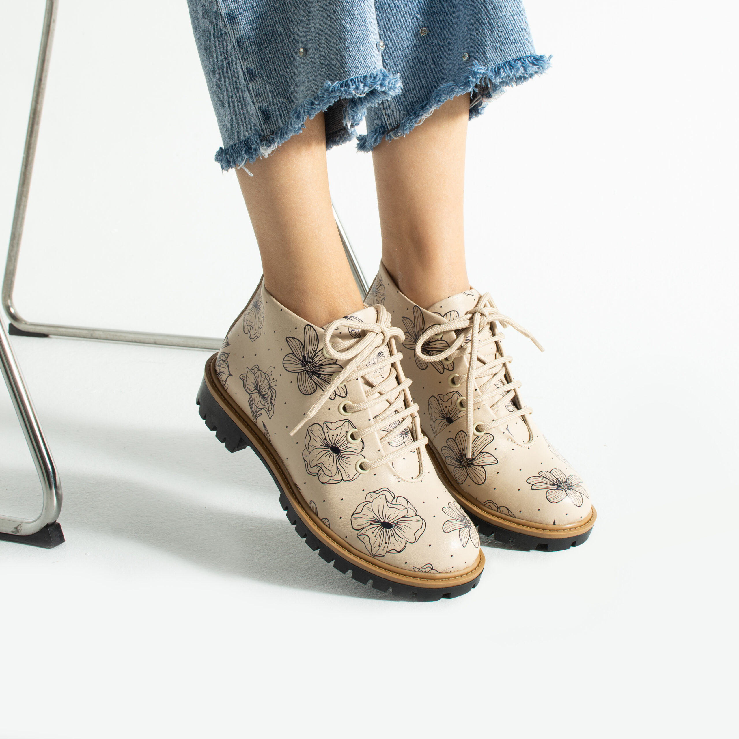 Stivaletti donna bassi beige in pelle con stampa colorata Stivaletti e anfibi donna 14 Stivaletti donna bassi beige in pelle con stampa colorata - immagine 4