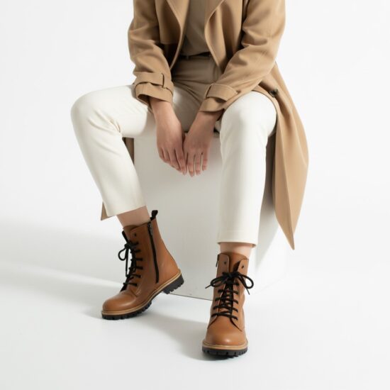 Alternative view of Anfibi da donna marroni in pelle naturale