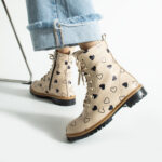 Anfibi beige da donna in pelle con stampa colorata / Anfibi beige da donna in pelle con stampa colorata /