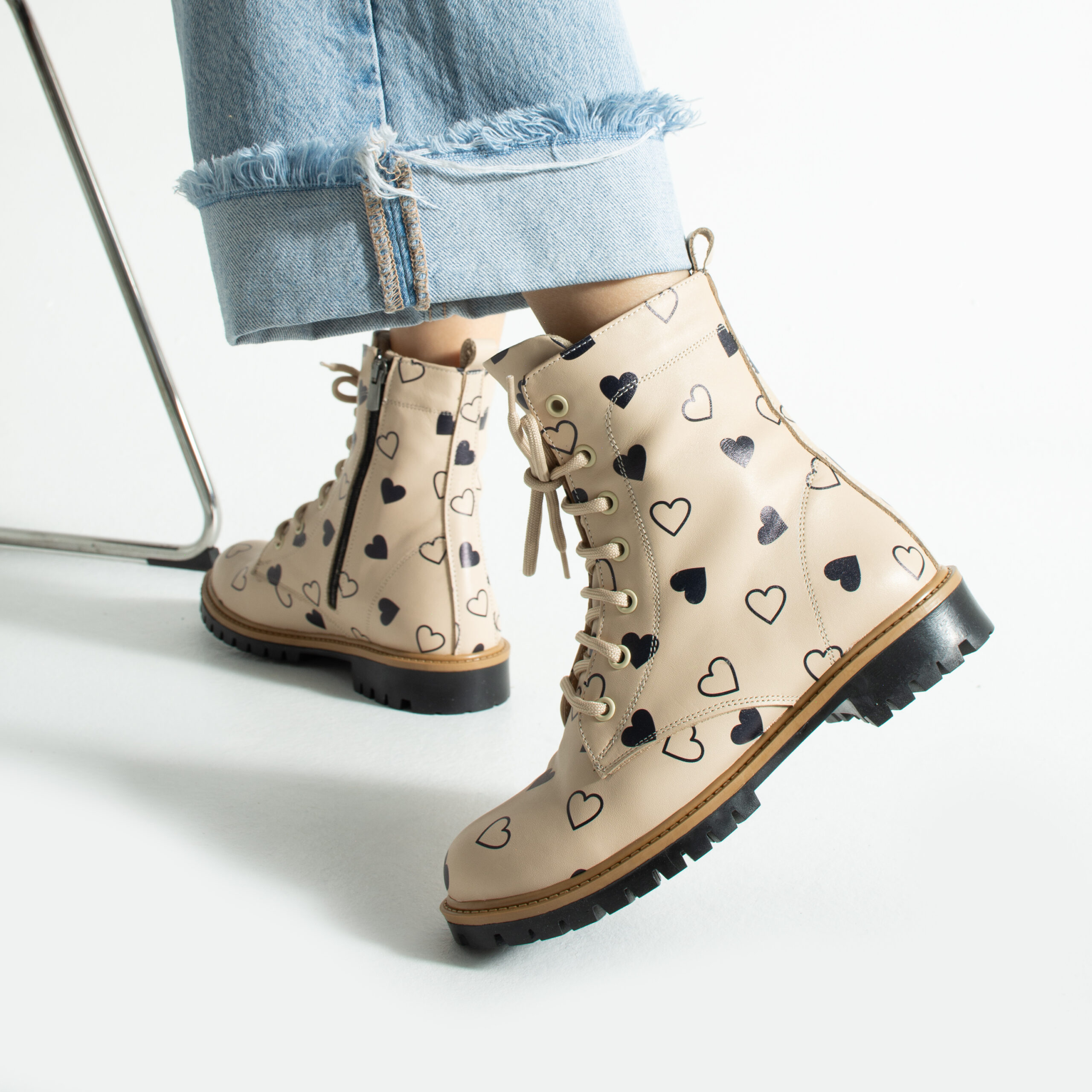 Anfibi beige da donna in pelle con stampa colorata Stivaletti e anfibi donna 13 Anfibi beige da donna in pelle con stampa colorata - immagine 3