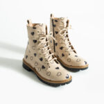 Anfibi beige da donna in pelle con stampa colorata / Anfibi beige da donna in pelle con stampa colorata /