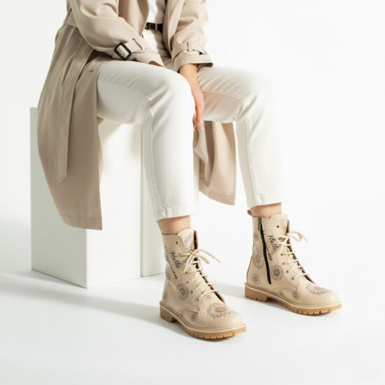Alternative view of Anfibi beige da donna in pelle con stampa colorata