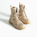 Anfibi beige da donna in pelle con stampa colorata / Anfibi beige da donna in pelle con stampa colorata /