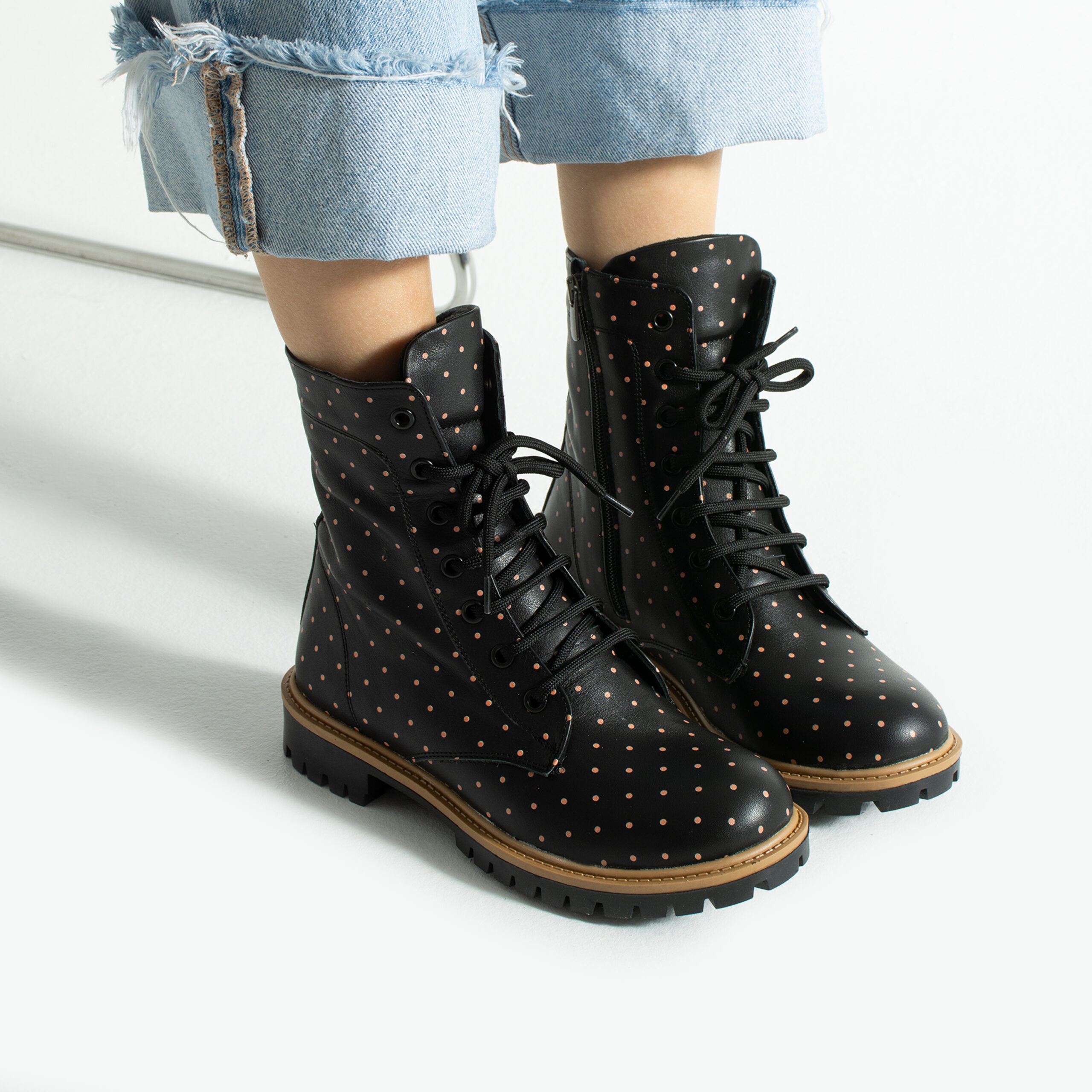 Anfibi neri da donna in pelle con stampa colorata Stivaletti e anfibi donna 12 Anfibi neri da donna in pelle con stampa colorata - immagine 2