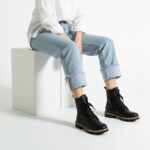 Anfibi neri da donna in pelle con stampa colorata / Anfibi neri da donna in pelle con stampa colorata /