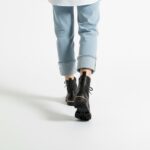 Anfibi neri da donna in pelle con stampa colorata / Anfibi neri da donna in pelle con stampa colorata /