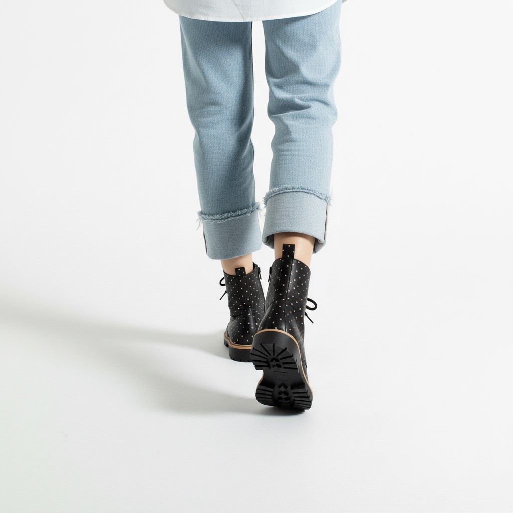 Anfibi neri da donna in pelle con stampa colorata Stivaletti e anfibi donna 14 Anfibi neri da donna in pelle con stampa colorata - immagine 4