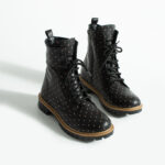 Anfibi neri da donna in pelle con stampa colorata / Anfibi neri da donna in pelle con stampa colorata /