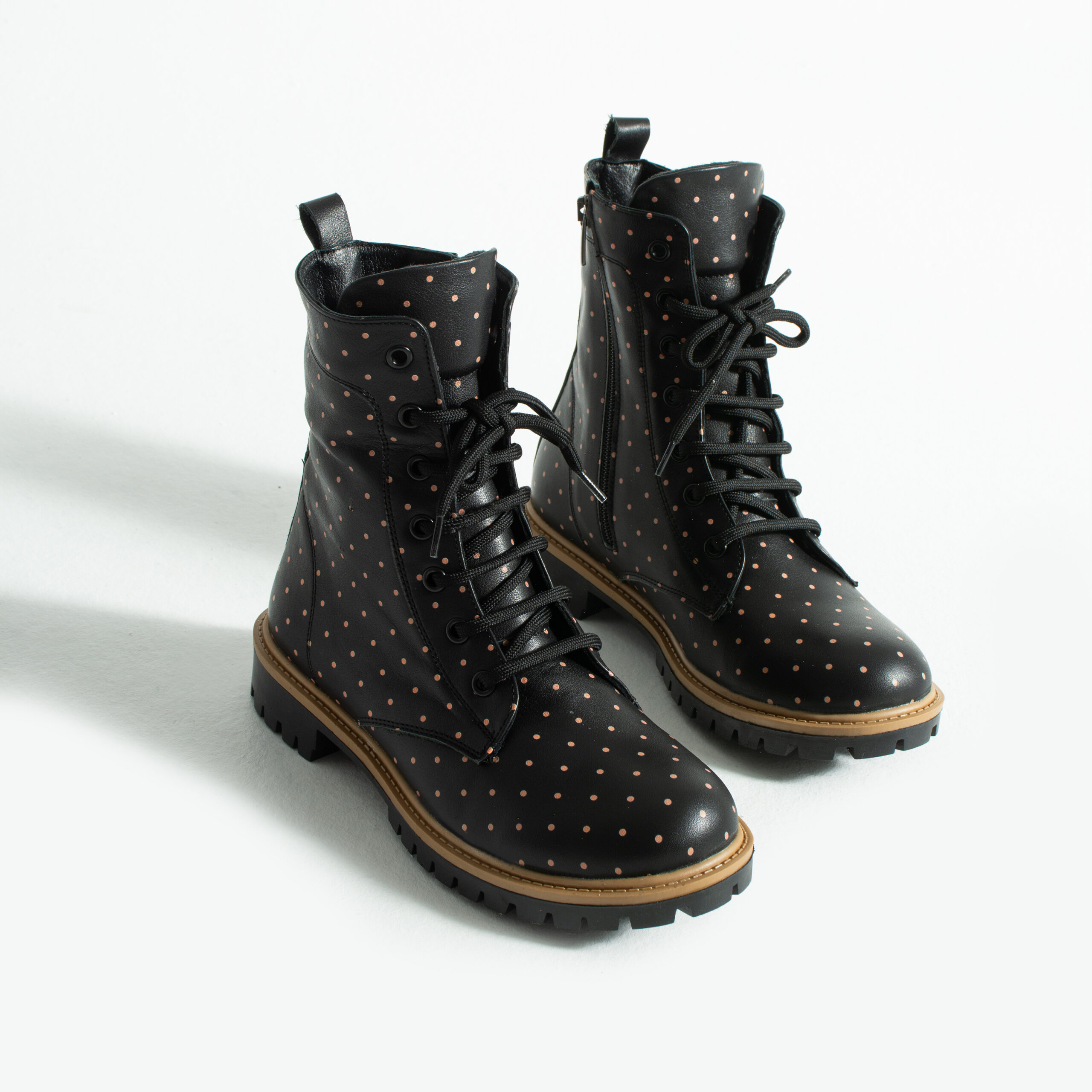 Anfibi neri da donna in pelle con stampa colorata Stivaletti e anfibi donna 15 Anfibi neri da donna in pelle con stampa colorata - immagine 5