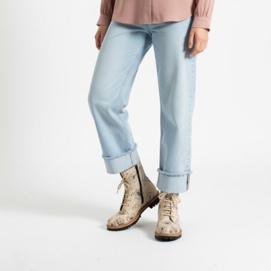 Alternative view of Anfibi beige da donna in pelle con stampa colorata