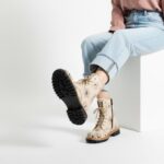 Anfibi beige da donna in pelle con stampa colorata / Anfibi beige da donna in pelle con stampa colorata /