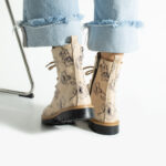 Anfibi beige da donna in pelle con stampa colorata / Anfibi beige da donna in pelle con stampa colorata /