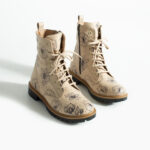 Anfibi beige da donna in pelle con stampa colorata / Anfibi beige da donna in pelle con stampa colorata /