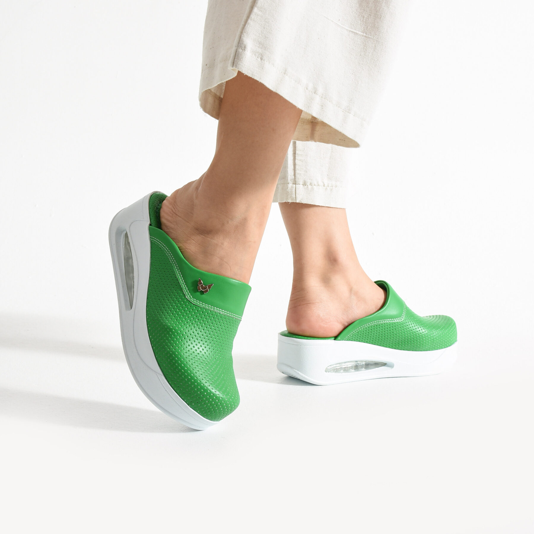 Zoccoli sanitari da donna su piattaforma colore verde