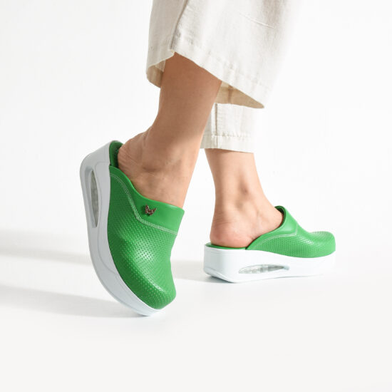 Zoccoli sanitari da donna su piattaforma colore verde