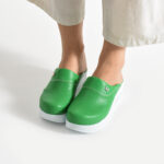 Zoccoli sanitari da donna su piattaforma colore verde /