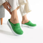 Zoccoli sanitari da donna su piattaforma colore verde /