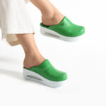 Zoccoli sanitari da donna su piattaforma colore verde /