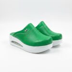 Zoccoli sanitari da donna su piattaforma colore verde /