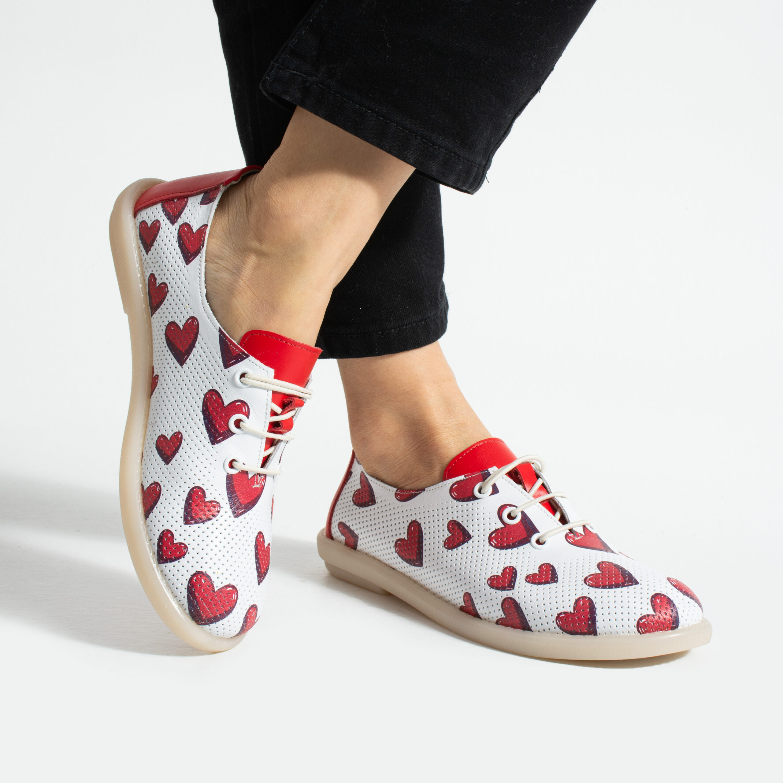 Scarpe comodissime bianche da donna in pelle con memory foam – fantasia cuori Scarpe casual da donna 3 Donna Дамски бели обувки от естествена кожа с мемори пяна - принт на сърца от Естествена кожа