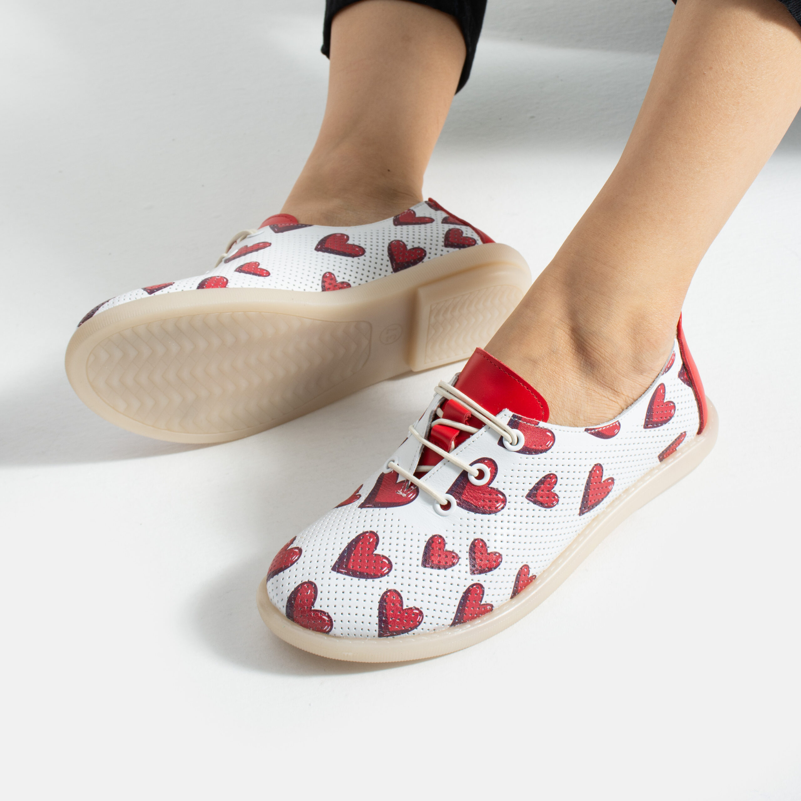 Scarpe comodissime bianche da donna in pelle con memory foam – fantasia cuori Scarpe casual da donna 5 Дамски бели обувки от естествена кожа с мемори пяна - принт на сърца 10945 Бял Червен