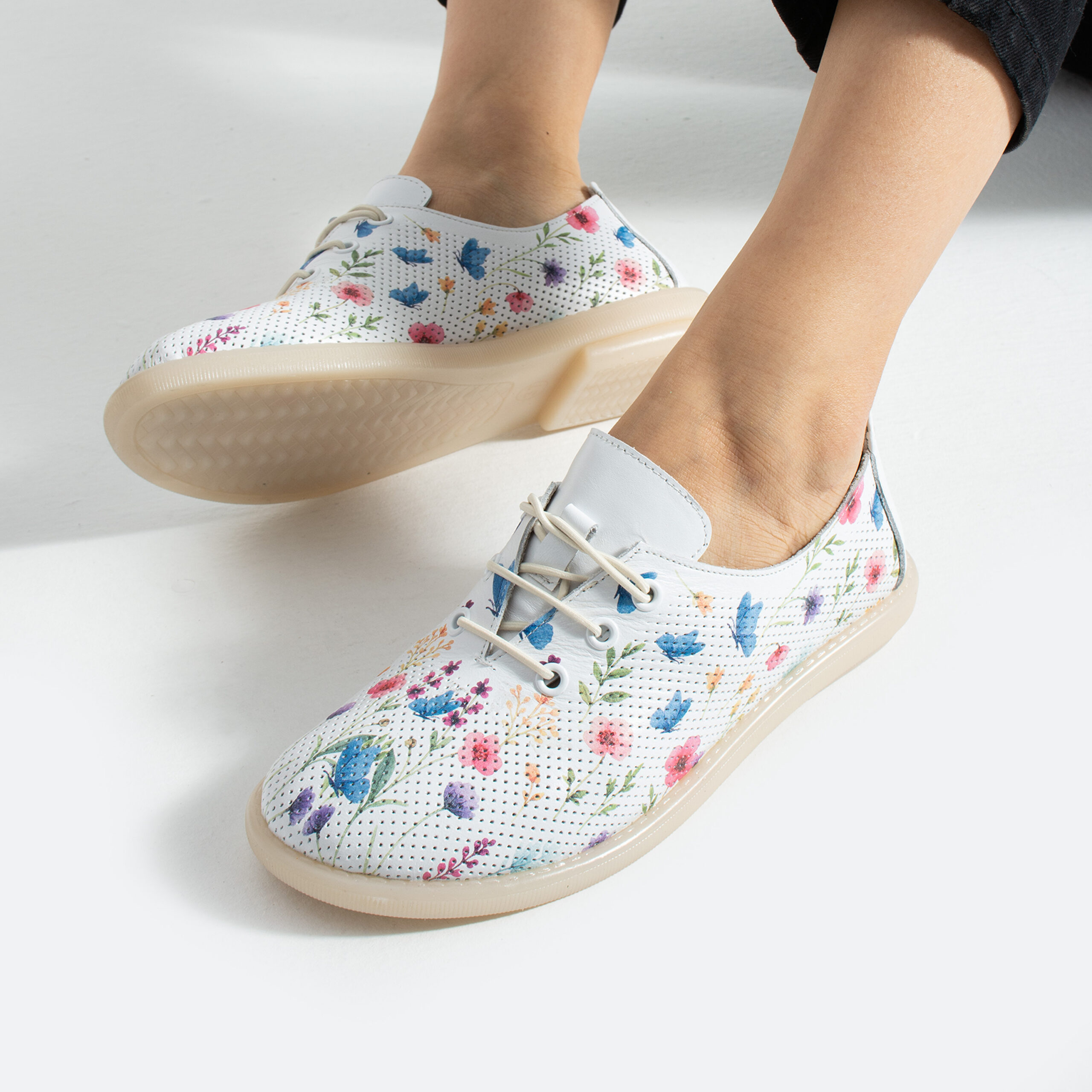 Scarpe comodissime da donna in pelle con memory foam – motivo floreale Scarpe casual da donna 5 Дамски обувки с мемори пяна от естествена кожа с флорален принт 10948 Бял Цветен