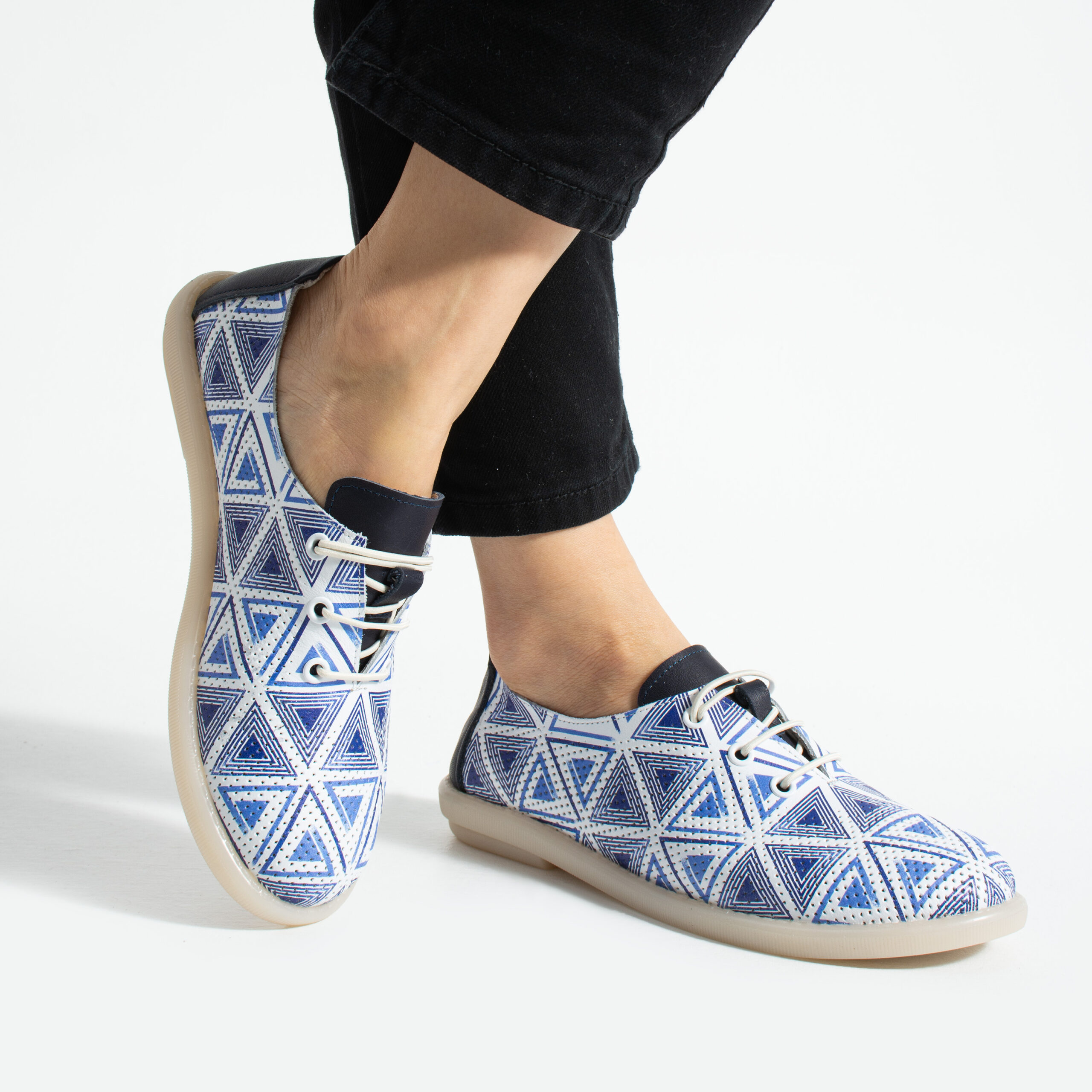 Scarpe comodissime in pelle da donna con memory foam – bianco e blu Scarpe casual da donna 3 Donna Дамски обувки с мемори пяна от естествена кожа - сини с принт от Естествена кожа